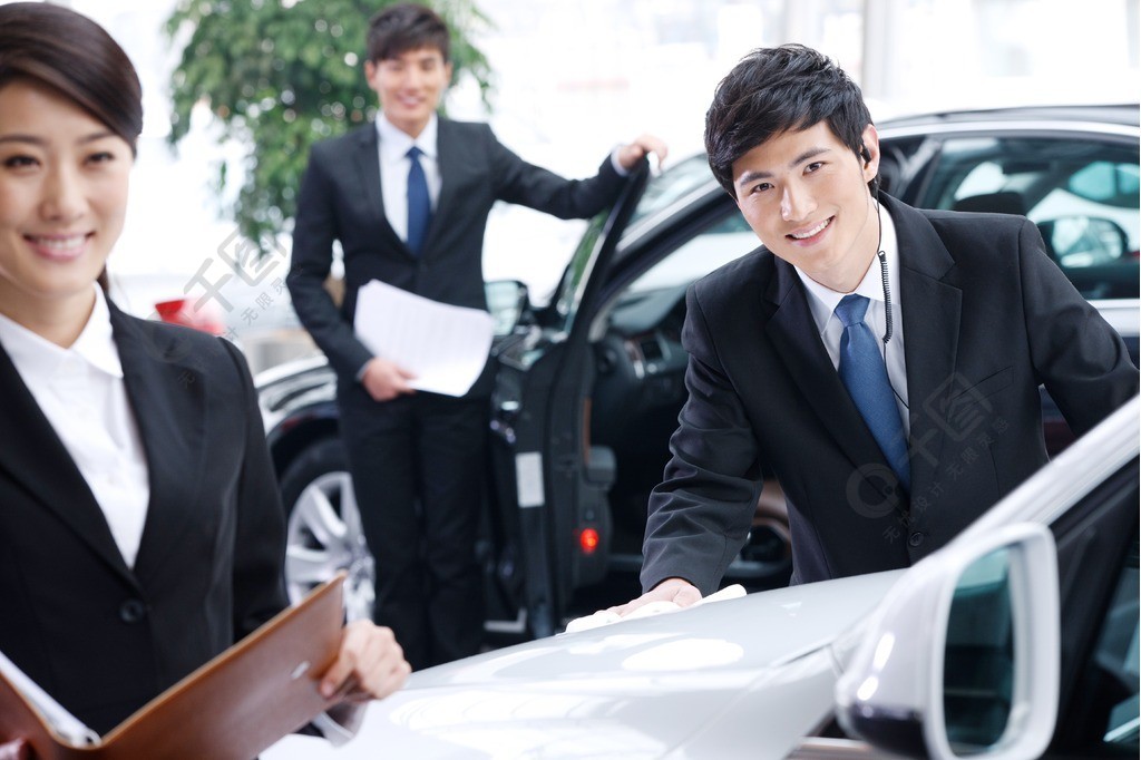 免费下载手绘卡通戴口罩金牌汽车销售员PSD模板 2000像素高清编号360